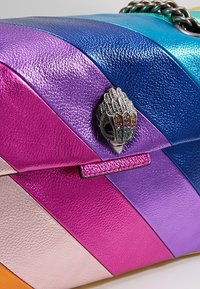 Læder håndtaske med diagonale striber i pink, lilla, blå og teal. Bemærkelsesværdig metal lås med dekorativt fjerdesign.