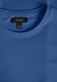 Camiseta azul de manga corta con cuello redondo. Está hecha de una tela suave y presenta una etiqueta marcada "Matinique" tamaño L. Diseño sencillo.
