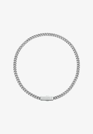 Collar de cadena de plata con eslabones entrelazados, presenta una textura pulida y un cierre grabado con "Aston Martin". Diseño simple.