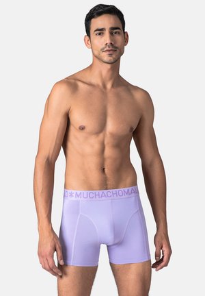 Boxer in un delicato colore viola chiaro, realizzati in un tessuto morbido, con una cintura ampia decorata con il marchio "MUCHACHOMALO" in lettere viola chiaro.