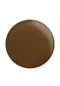 Rund, sjokoladebrun tallerken med en jevn, blank overflate på hvit bakgrunn.