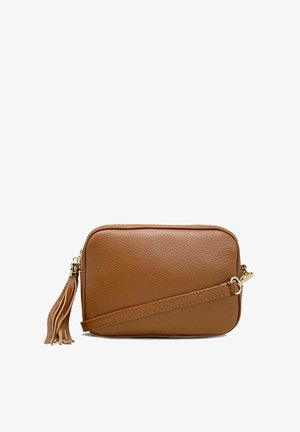 Borsa a tracolla in pelle color cuoio con finitura testurizzata, hardware oro, chiusura con zip e tracolla staccabile con un accento a frange.