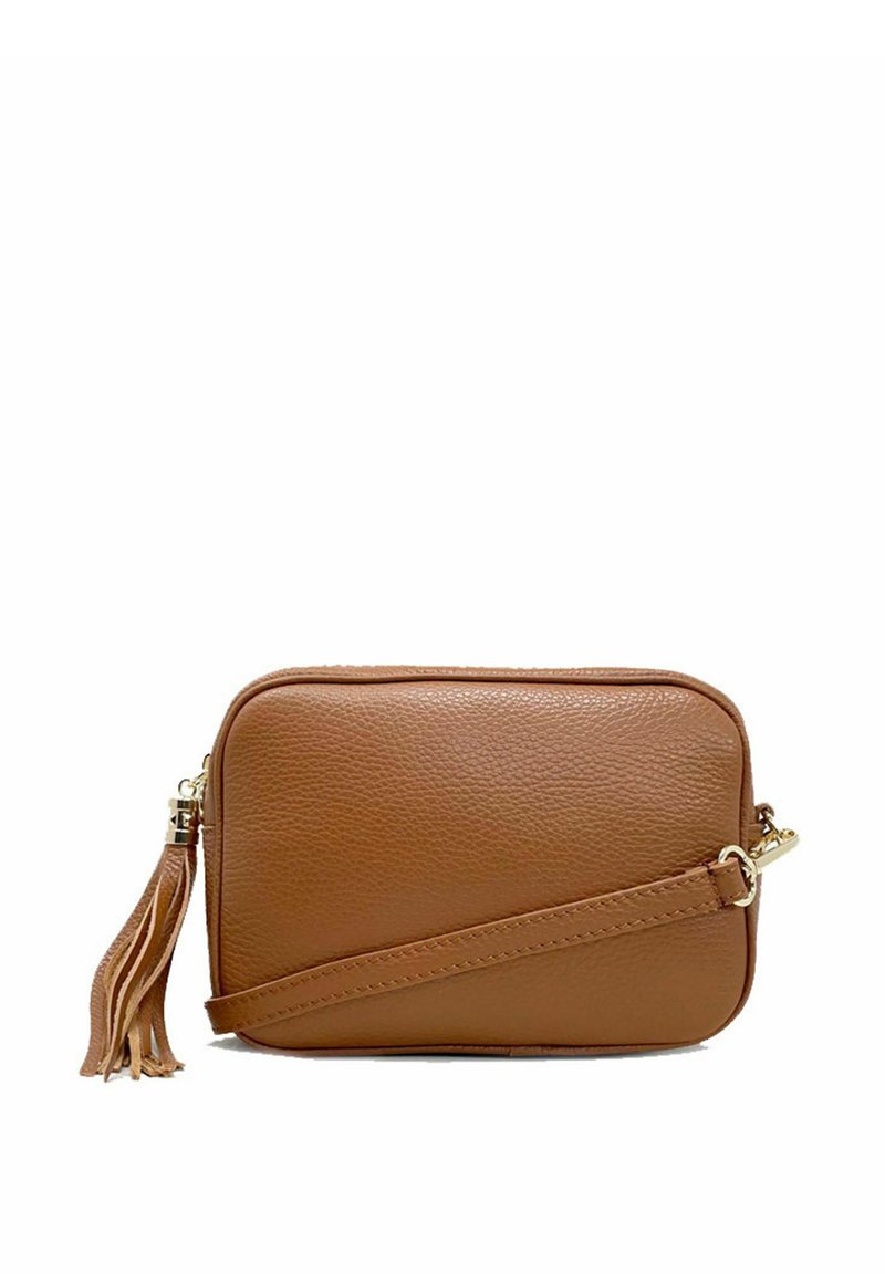 Borsa a tracolla in pelle color cuoio con finitura testurizzata, hardware oro, chiusura con zip e tracolla staccabile con un accento a frange.