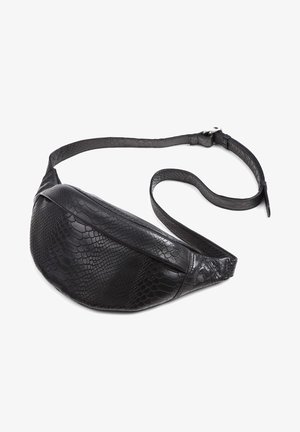 Schwarze täuschend echte Schlangenleder-Fanny-Pack mit runder Form, strukturierten Schuppen, verstellbarem Riemen und einer Reißverschlusstasche vorne.