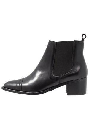 Schwarze Leder-Ankle-Boots mit elastischen Seiteneinsätzen, runder Zehenpartie und strukturiertem Blockabsatz. Mit einer Schlaufe an der Rückseite für ein einfaches An- und Ausziehen.