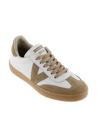 Sneaker décontractée blanche et beige avec semelle en caoutchouc, lacets beiges, détails en daim et logo "Victoria" sur la languette et le côté.