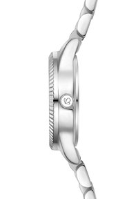 Hõbedane roostevabast terasest kell, millel on sooneline bezel ja siledat rihm. Omab küljes väikest nuppu lillelogoga.