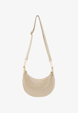 Beżowa torebka na ramię w kształcie półksiężyca, wykonana z plecionego materiału, z regulowanym paskiem i złotymi ozdobami.