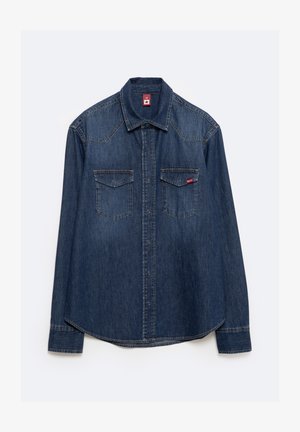 Granatowa koszula z denimu z napami, z charakterystycznym wykończeniem yoke, dwoma kieszeniami na piersi i zaokrąglonym dołem. Posiada metkę marki na kieszeni.