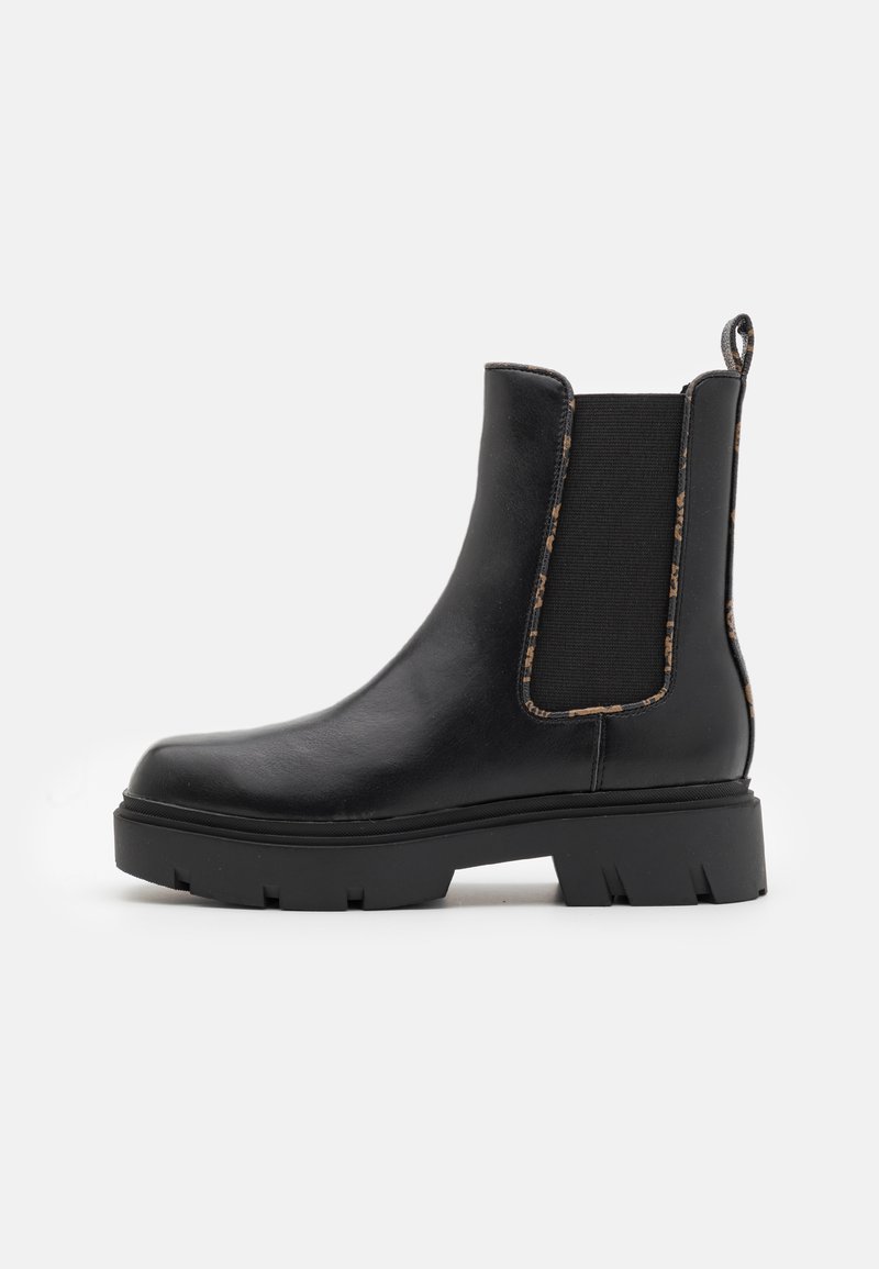 Stivale Chelsea nero alla caviglia in pelle liscia con pannelli laterali elasticizzati, suola spessa e linguetta sul retro per un facile indosso.