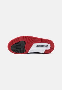 Jordan AIR JORDAN LEGACY 312 LOW - Sportcipő - black/metallic silver/gym red/cement grey/white