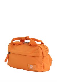 Oranger Stoffbeutel mit doppelten oberen Griffen, Reißverschluss und einem Logo-Patch auf der Vorderseite. Hat eine rechteckige Form und eine strukturierte Oberfläche.