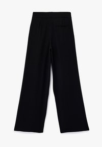 Schwarzweite Hosen mit glatter Textur, flachem Bund und einer einzelnen Gesäßtasche. Entworfen für Komfort und Vielseitigkeit.