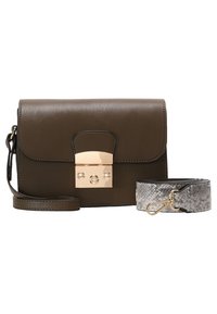 Brun læderhåndtaske med en lås i guldfarvet metal, glat tekstur og en justerbar grå slangeskindsrem. Kompakt rektangulær form.