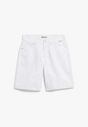 Witte denim shorts met knoop aan de voorkant, lussen voor riem en een ontwerp met vijf zakken, voorzien van "ARMEDANGELS" merklabels.