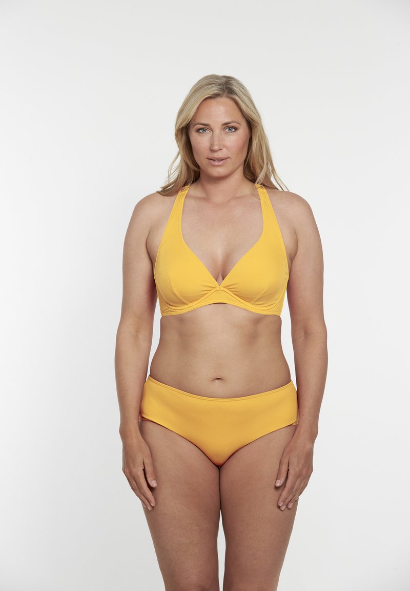 Set bikini giallo composto da un top halter a coste con frontale arricciato e slip a vita alta coordinati; texture liscia, tessuto morbido.