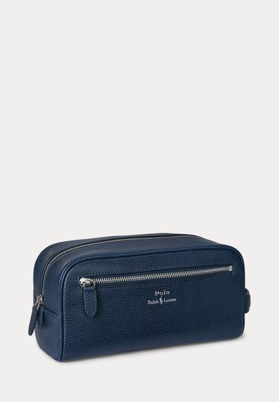Τσαντάκι καλλυντικών από υφή δέρματος σε ναυτικό μπλε, με δύο θήκες με φερμουάρ και το λογότυπο Polo Ralph Lauren στην μπροστινή τσέπη.