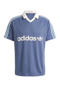 Blå Adidas-tröja med vertikala ränder, vit krage och tre horisontella ränder på ärmarna. Har en stor vit Adidas-logotyp på framsidan.