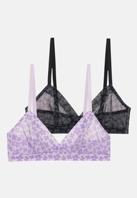 To trådløse BH-er, den ene lavendelfarget med blomstermønster, den andre sort gjennomsiktig netting. Begge har tynne stropper og en trekantet design.