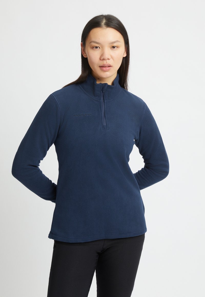 Dunkelblauer Fleece-Pullover mit halbem Reißverschluss-Kragen, langen Ärmeln und tailliertem Schnitt. Mit dezentem Logo-Detailing auf der Brust.