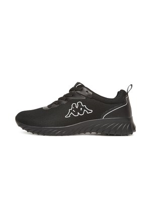 Sort atletiksneaker med tekstureret sål, snørelukning foran og hvidt logo med to siddende figurer, der vender væk, på siden.