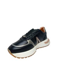 Sneaker in pelle nera con accenti metallici, punta rotonda, suola testurizzata e intersuola imbottita. Presenta lacci neri e un'etichetta con marchio.