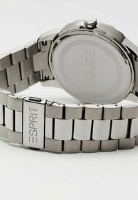 Edelstahl-Uhr mit einer silbernen Metallic-Oberfläche, verlinktem Armband-Design und eingraviertem "ESPRIT" auf der Schließe. Glatter, runder Gehäuseboden.