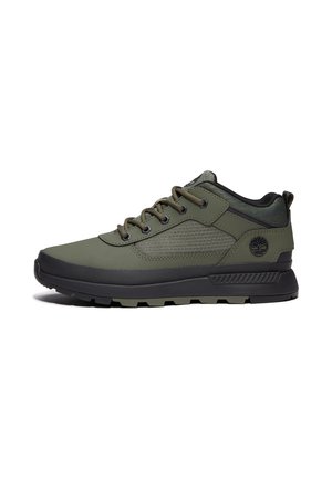 Lavtsiddende olivengrøn og sort sneaker med snørelukning foran, teksturerede sidepaneler og tyk gummisål, Timberland-logo på hælen.