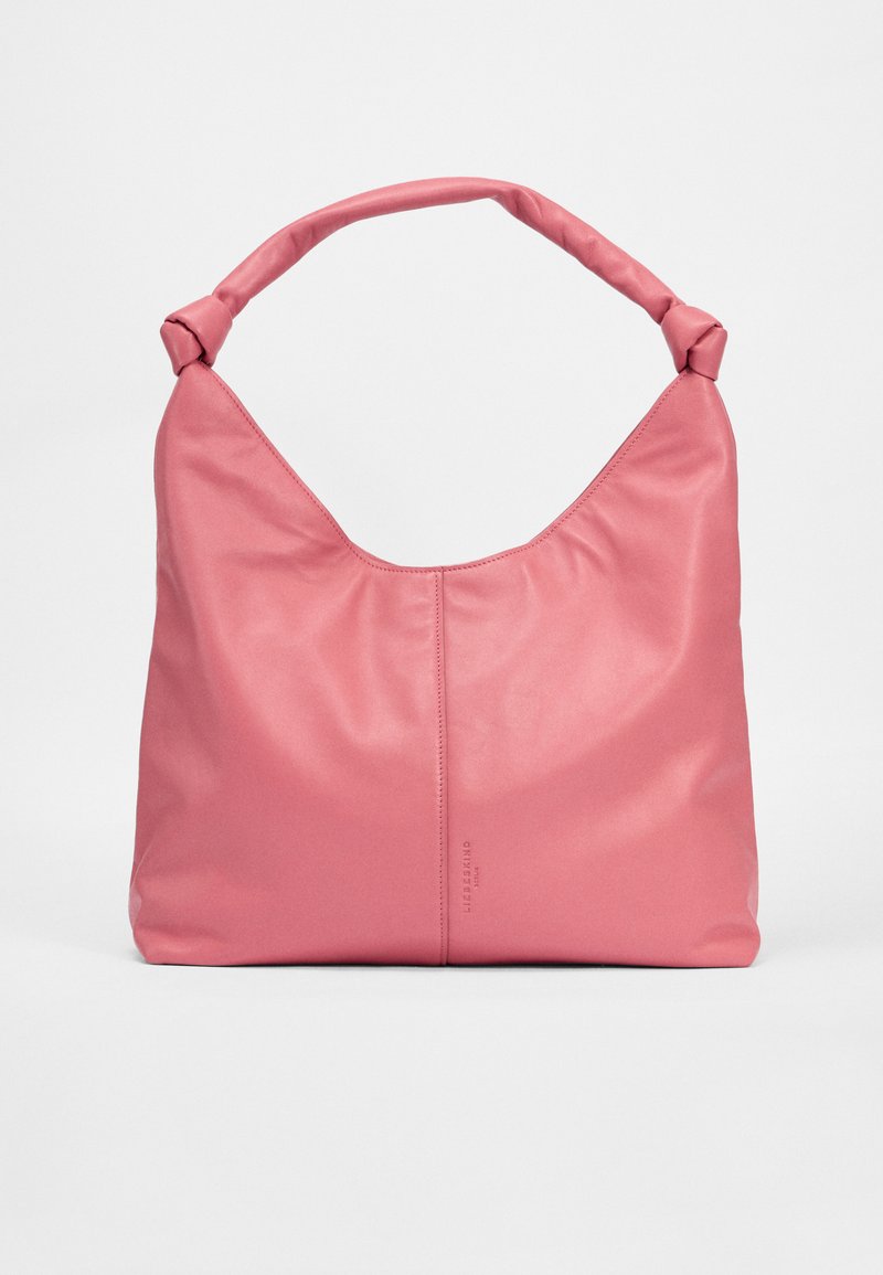 Rosa Kunstleder-Schultertasche mit einer weichen, flexiblen Form, geknotetem Griff und dezentem Branding-Detail auf der Vorderseite.