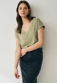 Next - RICH CAP SLEEVE  - REGULAR FIT - T-shirt basic - olive green Miniatuurafbeelding 1