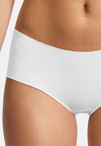 Fantastico slip in cotone bianco con una trama liscia, vita bassa e senza logo o motivi visibili. Design semplice e funzionale.