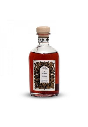 Bottiglia di vetro trasparente con liquido ambrato, tappo di legno e etichetta decorativa con la scritta "Ambra Nera" e "Made in Italy."