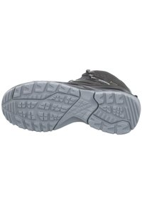 Suola di scarpa da trekking grigio scuro con motivi di battistrada profondi, superficie testurizzata e punta rinforzata per trazione e durata.