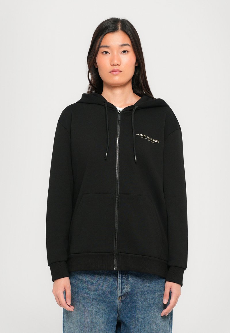 Čierna mikina na zips s kapucňou na šnúrku, rebrovanými manžetami a prednou vreckom. Obsahuje logo "Armani Exchange" v zlatej farbe.