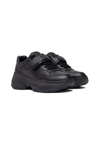 Czarne sneakersy z gładką syntetyczną skórzaną cholewką, zaokrąglonym kształtem, gumową podeszwą, zawiązywaniem na sznurówki i rzepy, z akcentami logo.