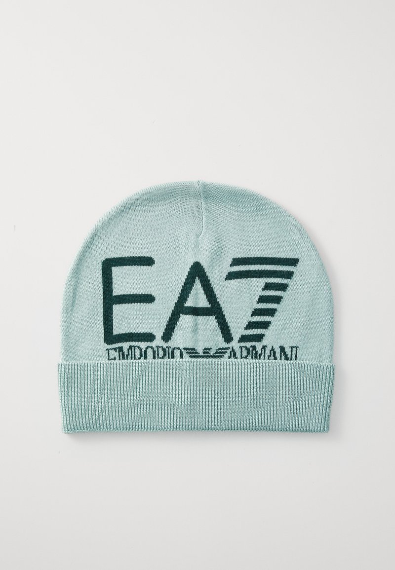 Beanie lavorato a maglia in teal chiaro con risvolto a coste. Presenta il logo EA7 verde scuro e il nome del marchio ben in evidenza sul davanti.