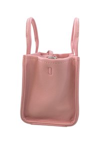 Piccola borsa di pelle rosa con texture liscia, forma rettangolare e due manici corti. Presenta una chiusura con zip superiore e accenti di design minimali.