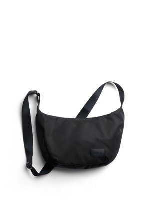 Sac d'épaule en nylon noir avec une forme incurvée, une sangle réglable et un patch logo subtil. Caractérisé par une texture lisse et une fermeture éclair.