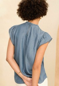 Love & Roses FLUTTER SLEEVE SHELL - REGULAR FIT - Bluse - blue chambray