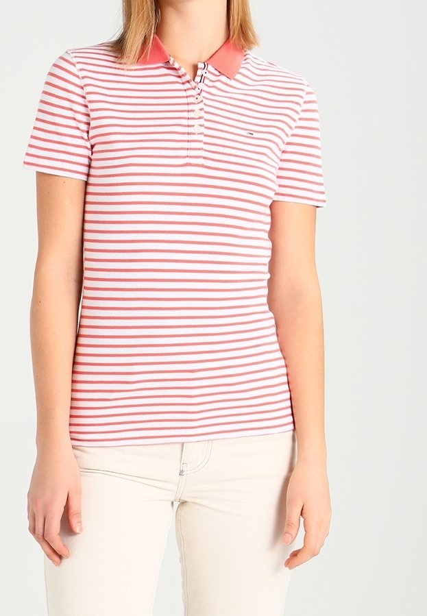 Polo à manches courtes avec des rayures horizontales rouges et blanches, col uni rouge, et patte de boutonnage à l'avant.
