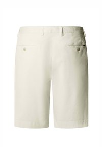 Pantalones cortos beige para hombre con trabillas para cinturón, dos bolsillos traseros con ojal y botón, y dobladillo recto, vistos desde atrás sobre un fondo blanco.
