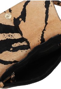 Borsa a tracolla con macchie marroni e nere e una texture in pelliccia. Presenta un interno nero e un accento metallico dorato. Design con apertura superiore.