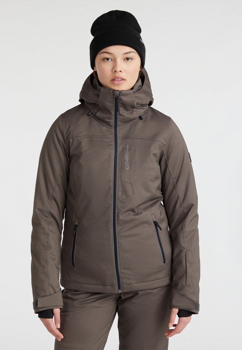 Braune isolierte Jacke aus strukturiertem Material mit hohem Kragen, Reißverschlusstaschen und Kapuze, kombiniert mit einer schwarzen Strickmütze.