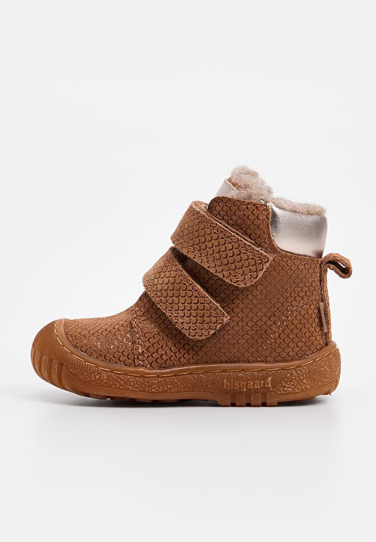 Braune Kinder-Stiefel bis zum Knöchel mit strukturiertem Obermaterial, zwei Klettverschlüssen und einem weichen Futter aus Fell am oberen Rand. Gummisohle mit Grippattern.