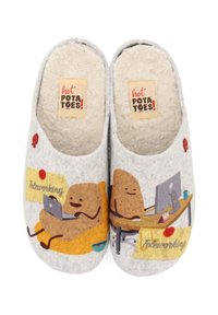 Pantuflas grises con un interior de forro blanco esponjoso; personajes de patatas de dibujos animados representan el teletrabajo, con acentos coloridos y diseños juguetones.