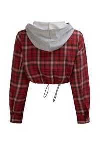 Rood en zwart geruite cropped jack met lange mouwen, knoopsluiting bij de manchetten, verstelbare zwarte trekkoorden en een contrasterende grijze capuchon.