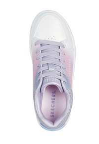 Zapatilla Skechers con un diseño en gradiente en blanco y lavanda, con un upper de cuero suave, lengüeta de malla y cierre de cordones.