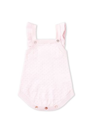 Peto de bebé de punto rosa con patrón de puntos texturizados, tirantes con volantes y cierre con botones en los hombros y la parte inferior.