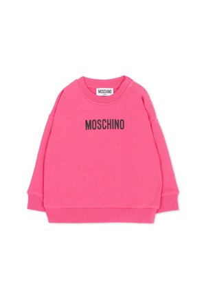 Felroze babytrui met lange mouwen, geribde manchetten en zoom, met zwarte "MOSCHINO" tekst op de voorkant en drukknoopjes op één schouder.