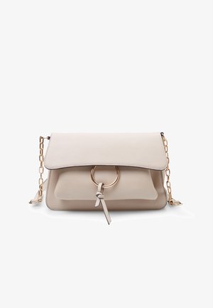 Borsa a tracolla in pelle beige con chiusura a patta, dettaglio con anello dorato e tracolla a catena. Presenta un dettaglio annodato sul fronte. Forma compatta e rettangolare.
